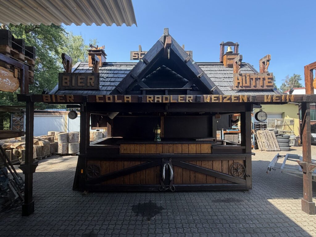 Bier-Hütte von vorne mit Schriftzug Bier, Cola, Radler, Weizen, Wein