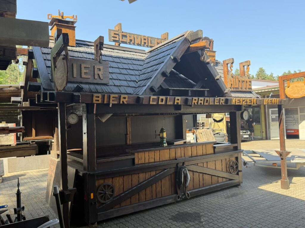 Bier-Hütte von der Seite mit Holzschindeldach