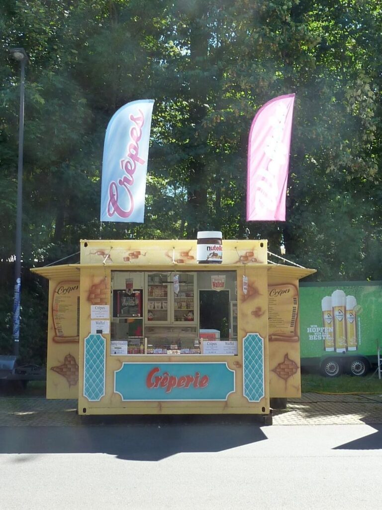 Crêperie mit Fahnen für Crêpes
