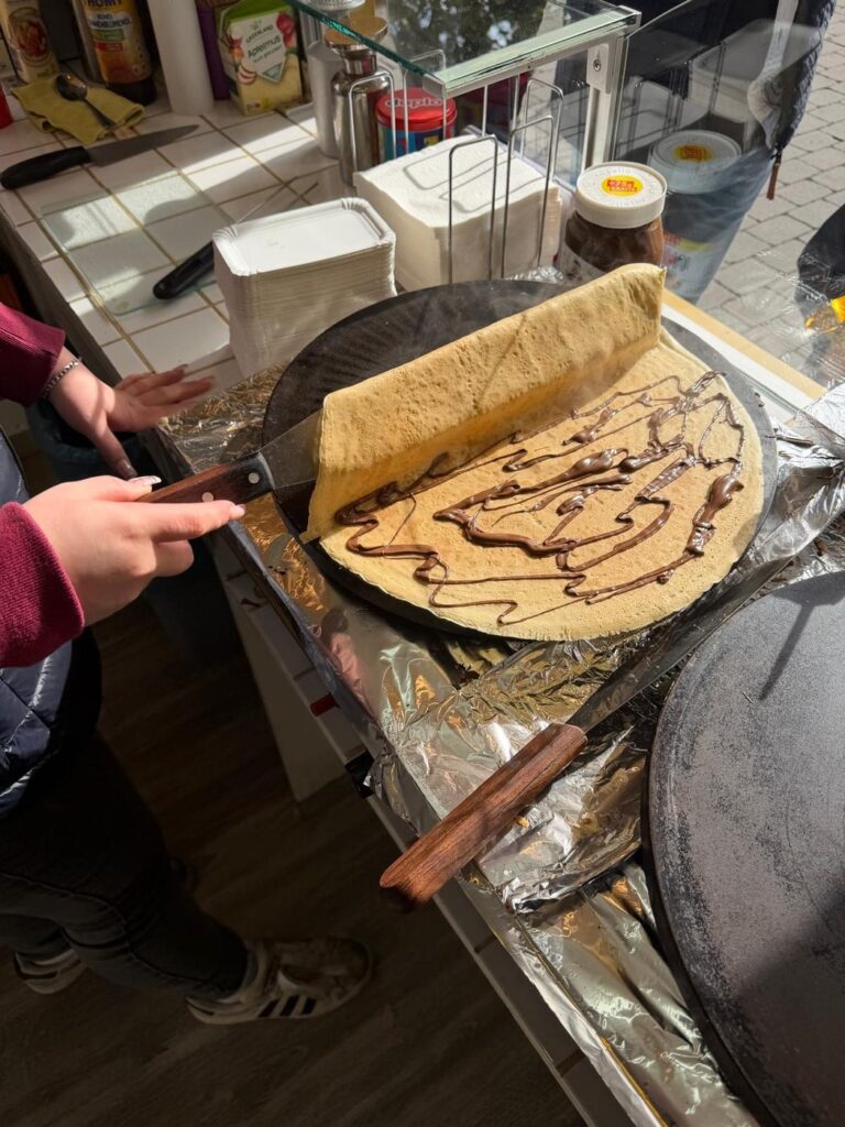 Crêpe wird auf der Platte gefaltet