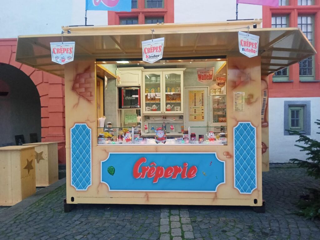 Crêperie-Stand in Gelb und Blau