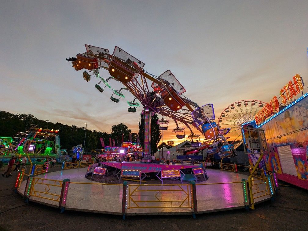 Hollywood Star in Fahrt am Abend, dahinter ein Riesenrad