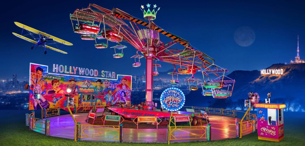 Fahrgeschäft Hollywood Star bei Nacht mit beleuchteten Gondeln und Rückwand