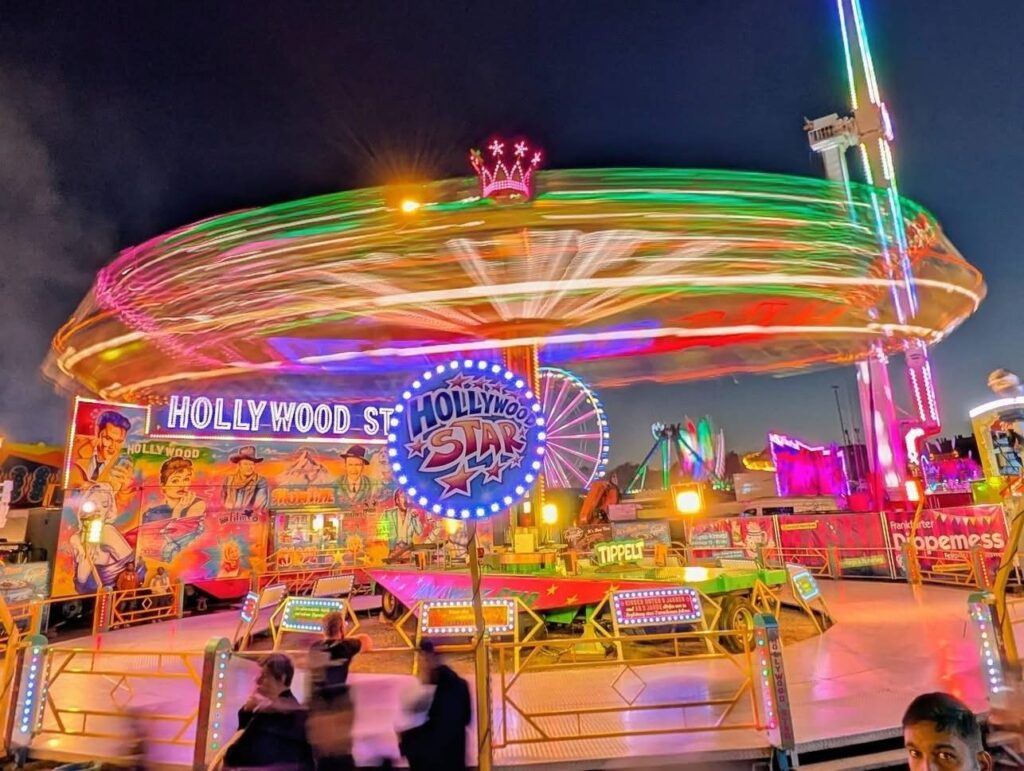 Hollywood Star in voller Fahrt, Lichtspuren am Nachthimmel