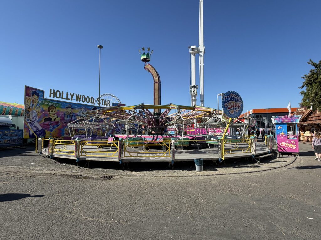 Hollywood Star bei Tag auf dem Festplatz