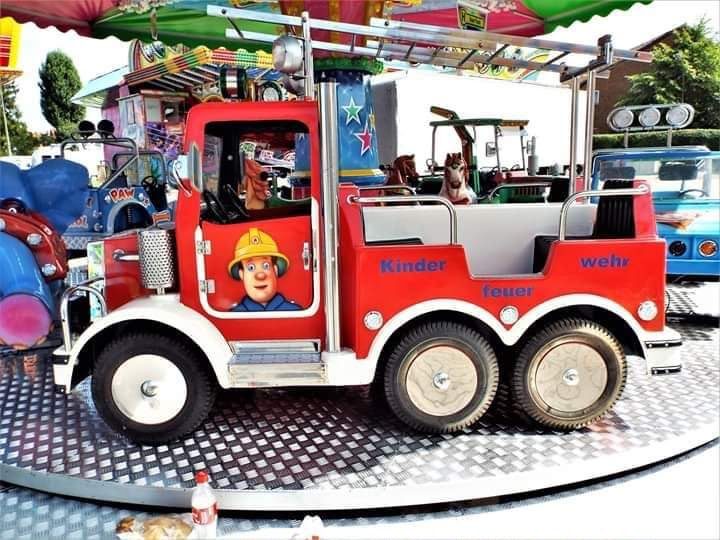 Rotes Feuerwehrauto im Kinderkarussell