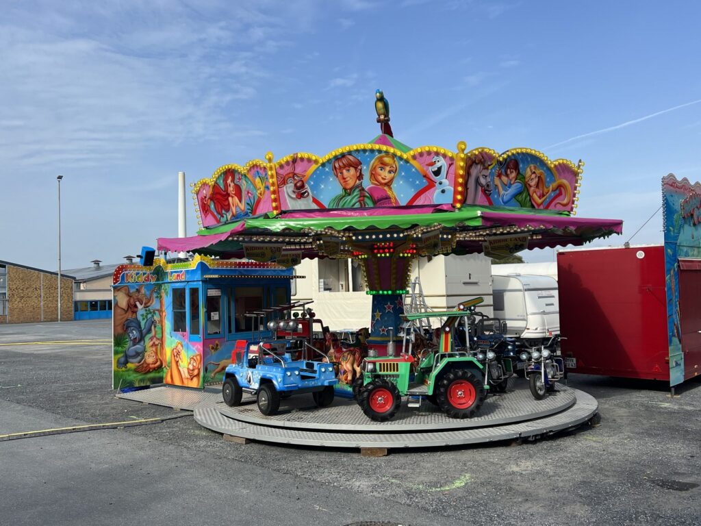Kinderkarussell Kiddy Land mit Jeep, Traktor und Motorrad