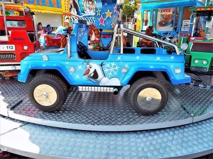 Blauer Jeep im Kinderkarussell