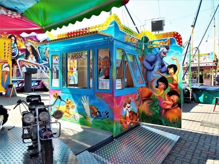 Bunt bemalte Kasse des Kinderkarussells