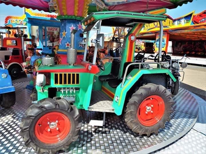 Grüner Traktor im Kinderkarussell