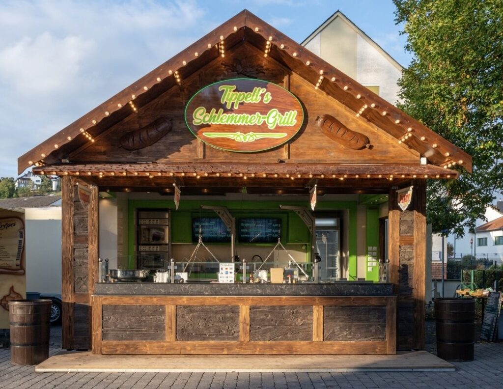 Tippelt's Schlemmer-Grill: Holzhütte mit Lichterkette