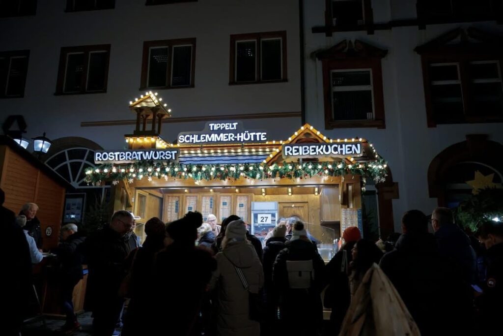 Gäste vor der Schlemmer-Hütte am Abend