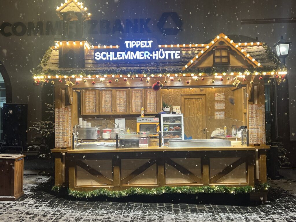 Tippelt Schlemmer-Hütte im Schnee auf dem Weihnachtsmarkt