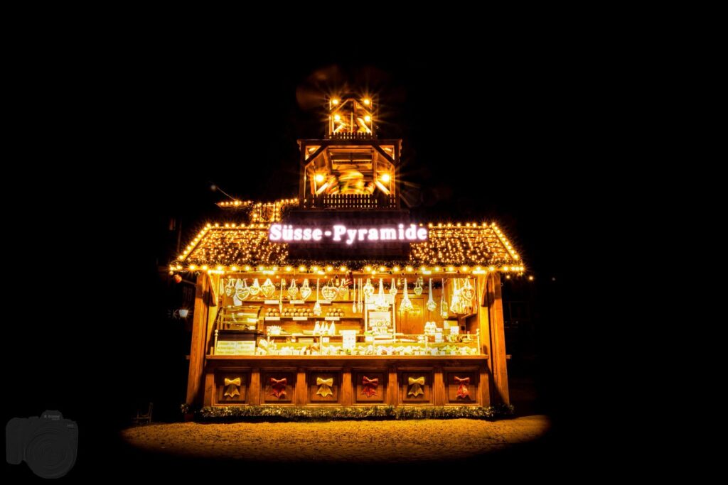 Süße-Pyramide am Abend, ganz in Lichterketten