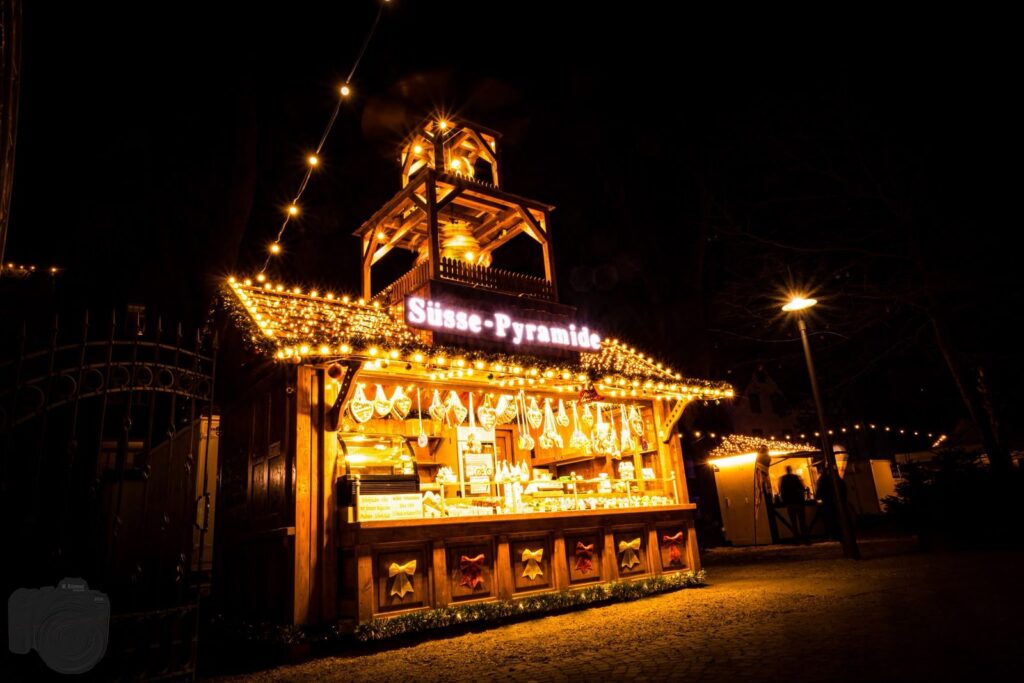 Süße-Pyramide auf dem Weihnachtsmarkt am Abend